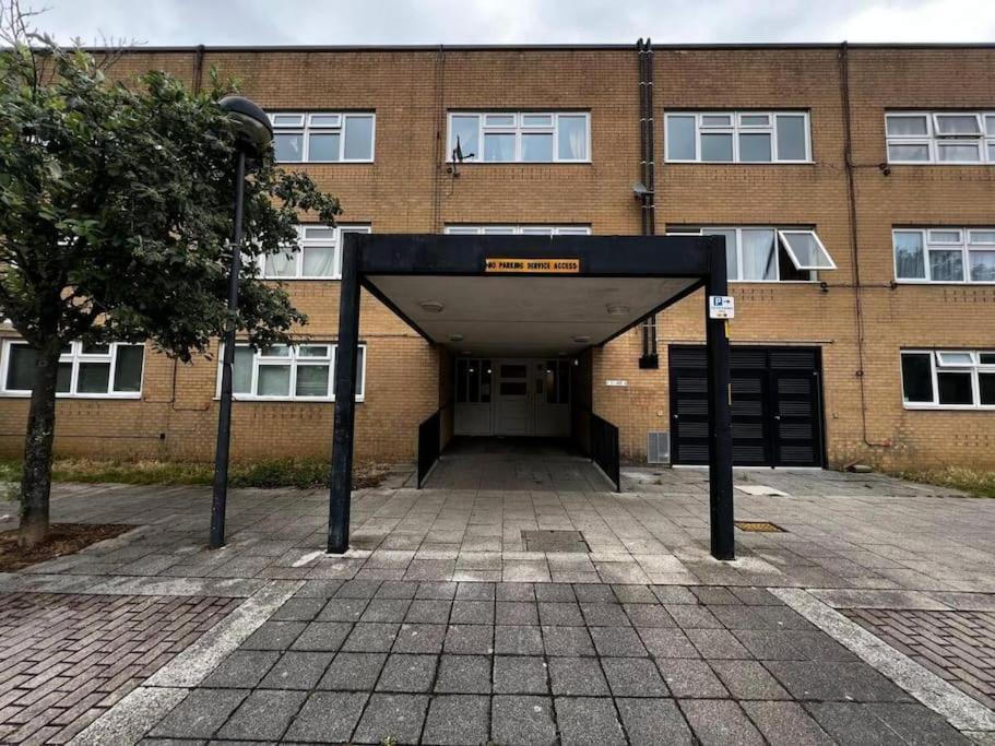 Milton Keynes Central Apartment Flat With Kitchen, Large Bed, Park View & Parking, 1 Minute Walk To Mk City Centre, Shops, Malls, Restaurants & Attractions, 8 Minutes From Hospital Екстериор снимка