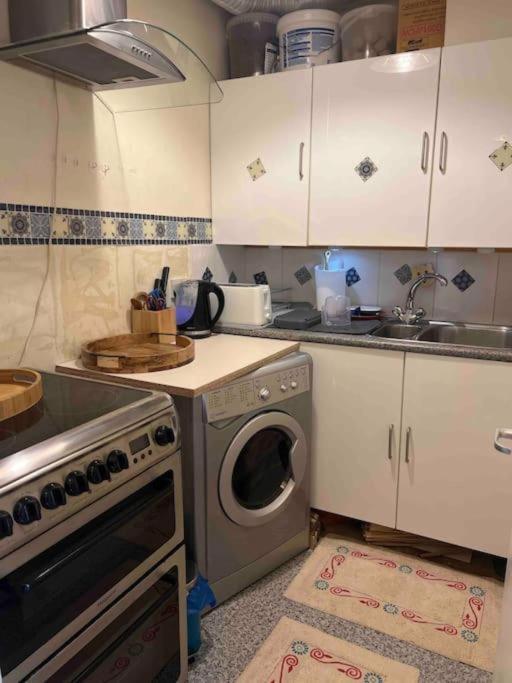 Milton Keynes Central Apartment Flat With Kitchen, Large Bed, Park View & Parking, 1 Minute Walk To Mk City Centre, Shops, Malls, Restaurants & Attractions, 8 Minutes From Hospital Екстериор снимка